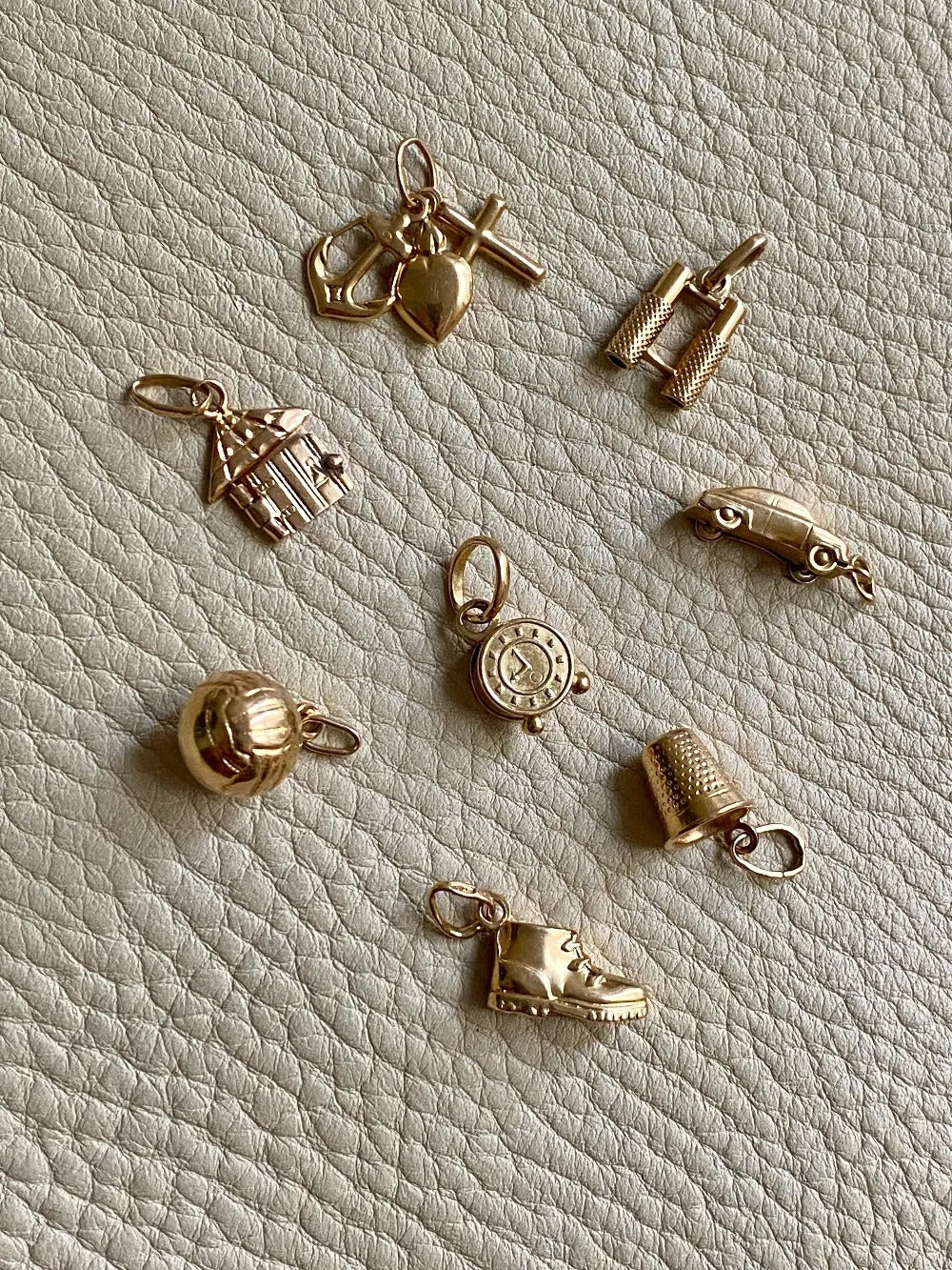 18k Gold Vintage Charm or Pendant - Alarm clock