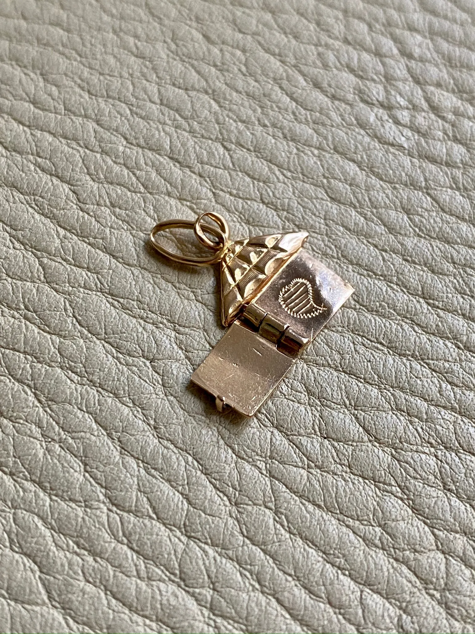 18k Gold Vintage Italian Charm or Pendant - Articulated house