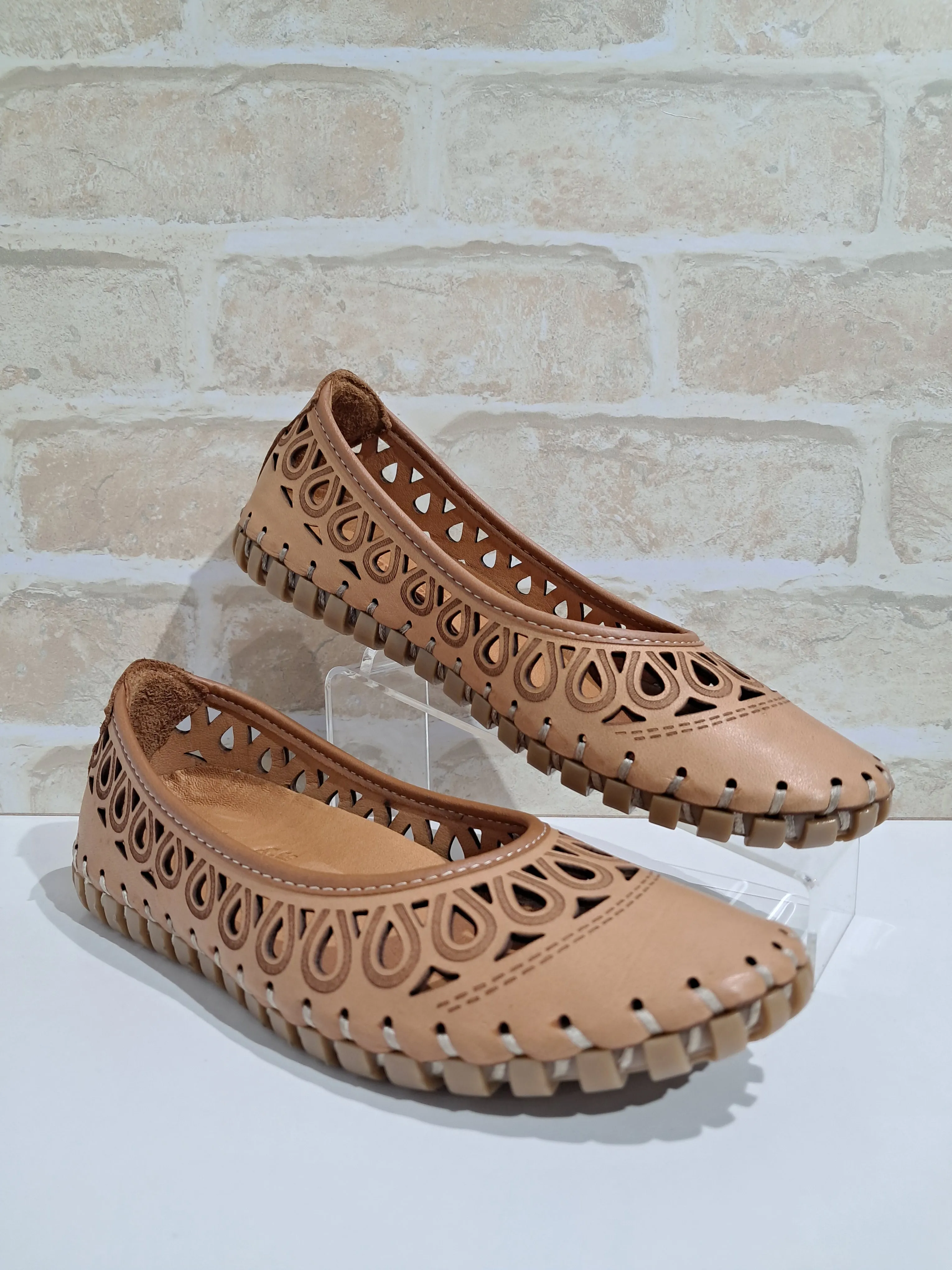 April Tan by Thyme & Co