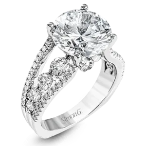 Engagement Ring in 18k Gold with Diamonds