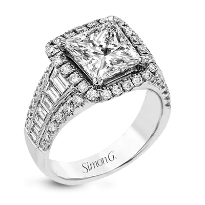 Engagement Ring in 18k Gold with Diamonds