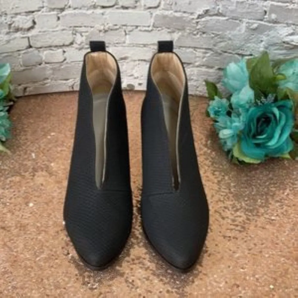 Journee Collection Bellamy Pointed Toe Ankle Bootie  8.5M