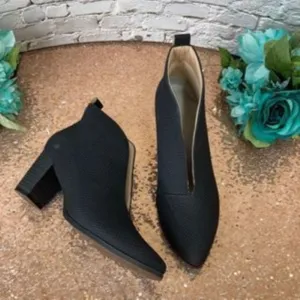 Journee Collection Bellamy Pointed Toe Ankle Bootie  8.5M