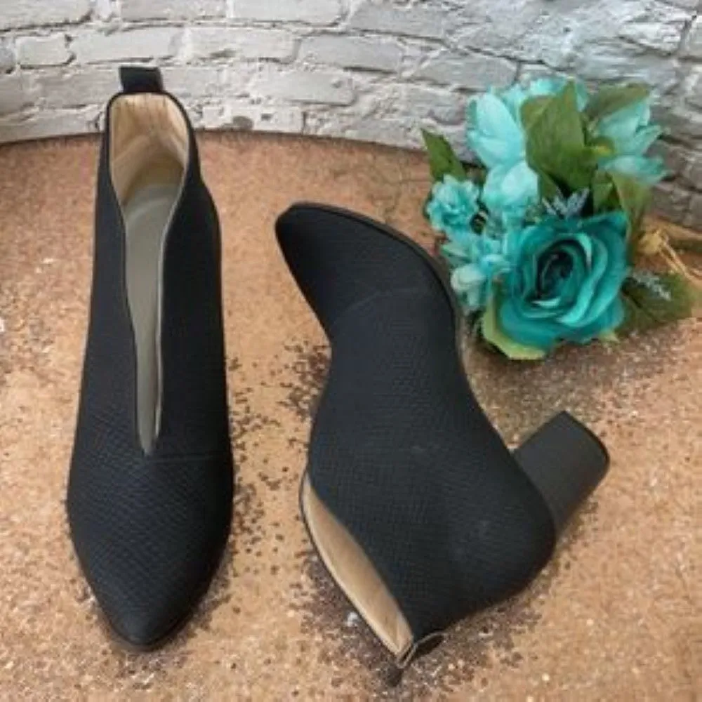 Journee Collection Bellamy Pointed Toe Ankle Bootie  8.5M