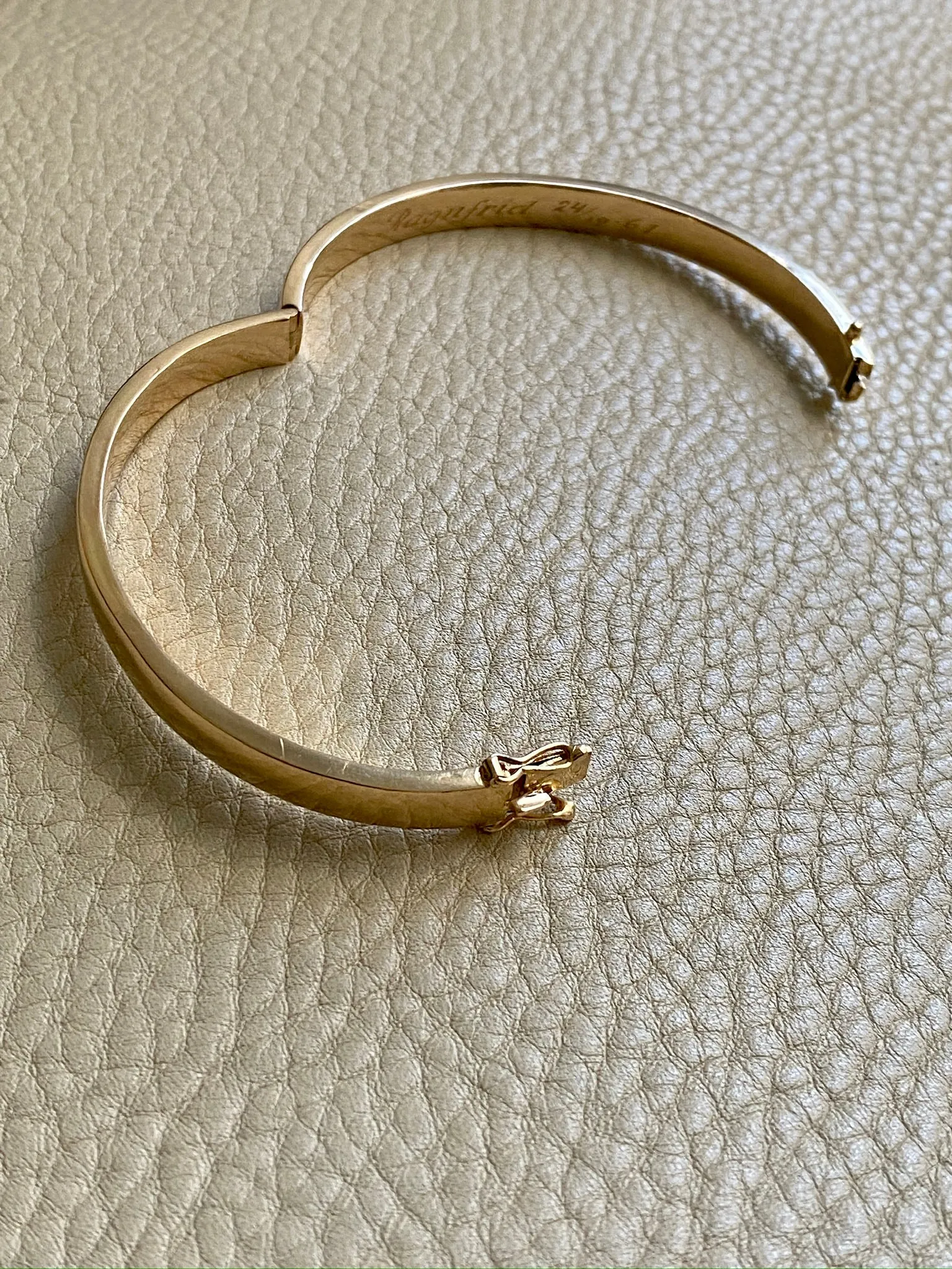 Midcentury era Scandinavian vintage 18k Gold hinged bangle