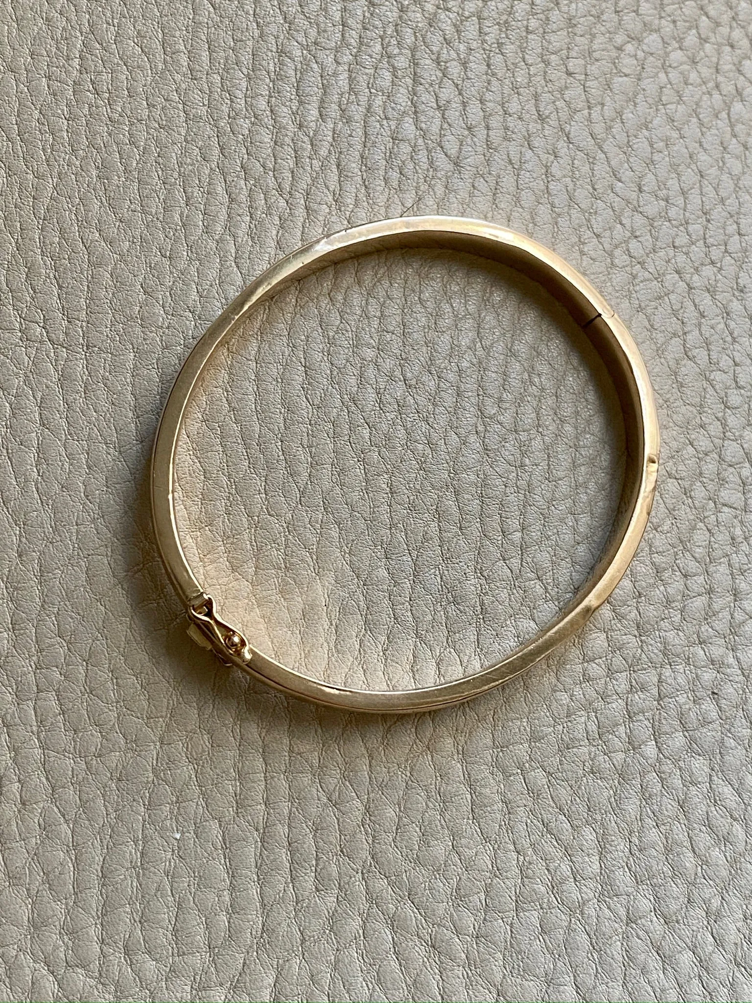Midcentury era Scandinavian vintage 18k Gold hinged bangle