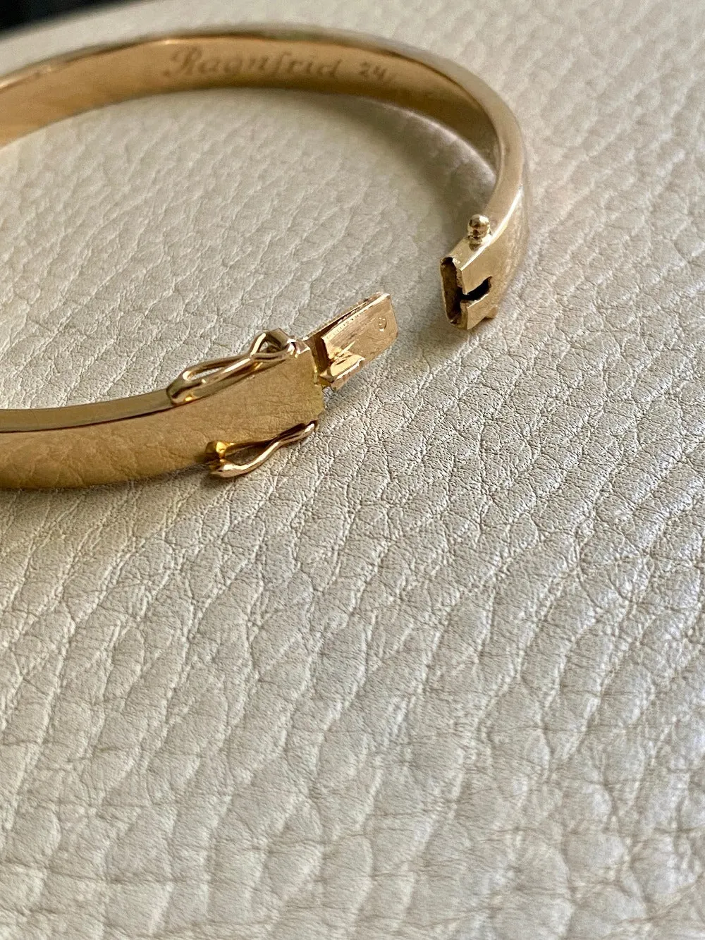Midcentury era Scandinavian vintage 18k Gold hinged bangle