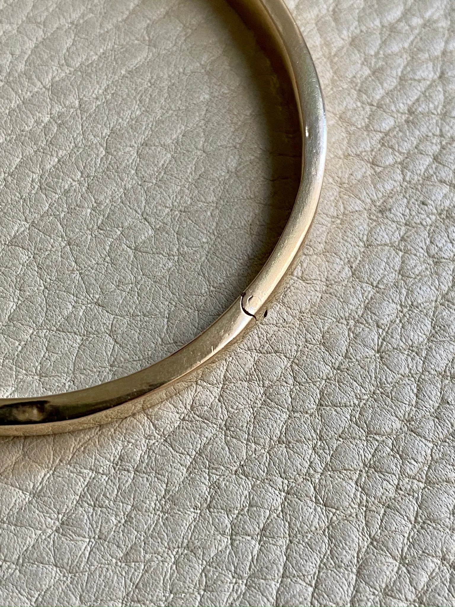 Midcentury era Scandinavian vintage 18k Gold hinged bangle