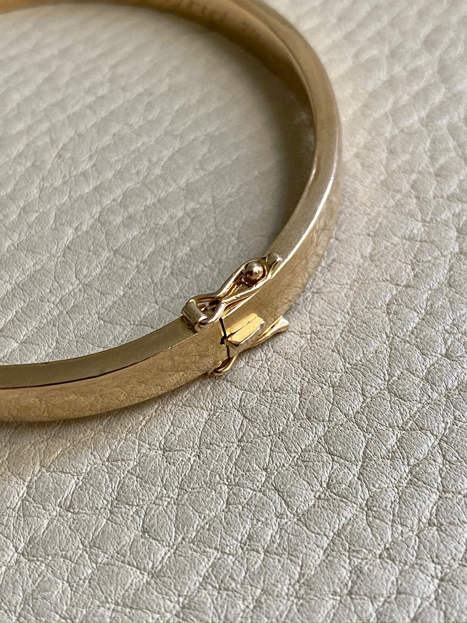 Midcentury era Scandinavian vintage 18k Gold hinged bangle