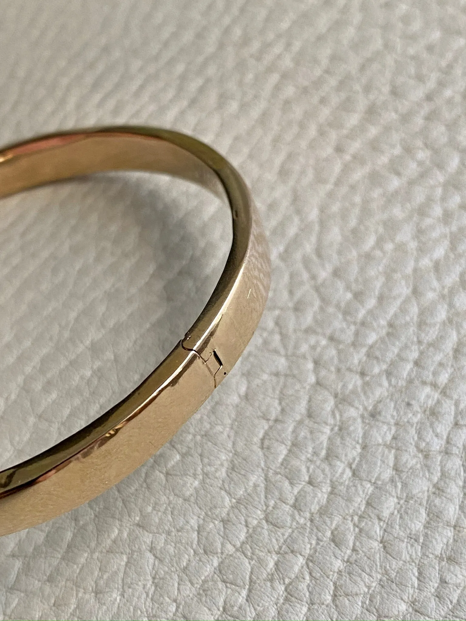 Midcentury era Scandinavian vintage 18k Gold hinged bangle