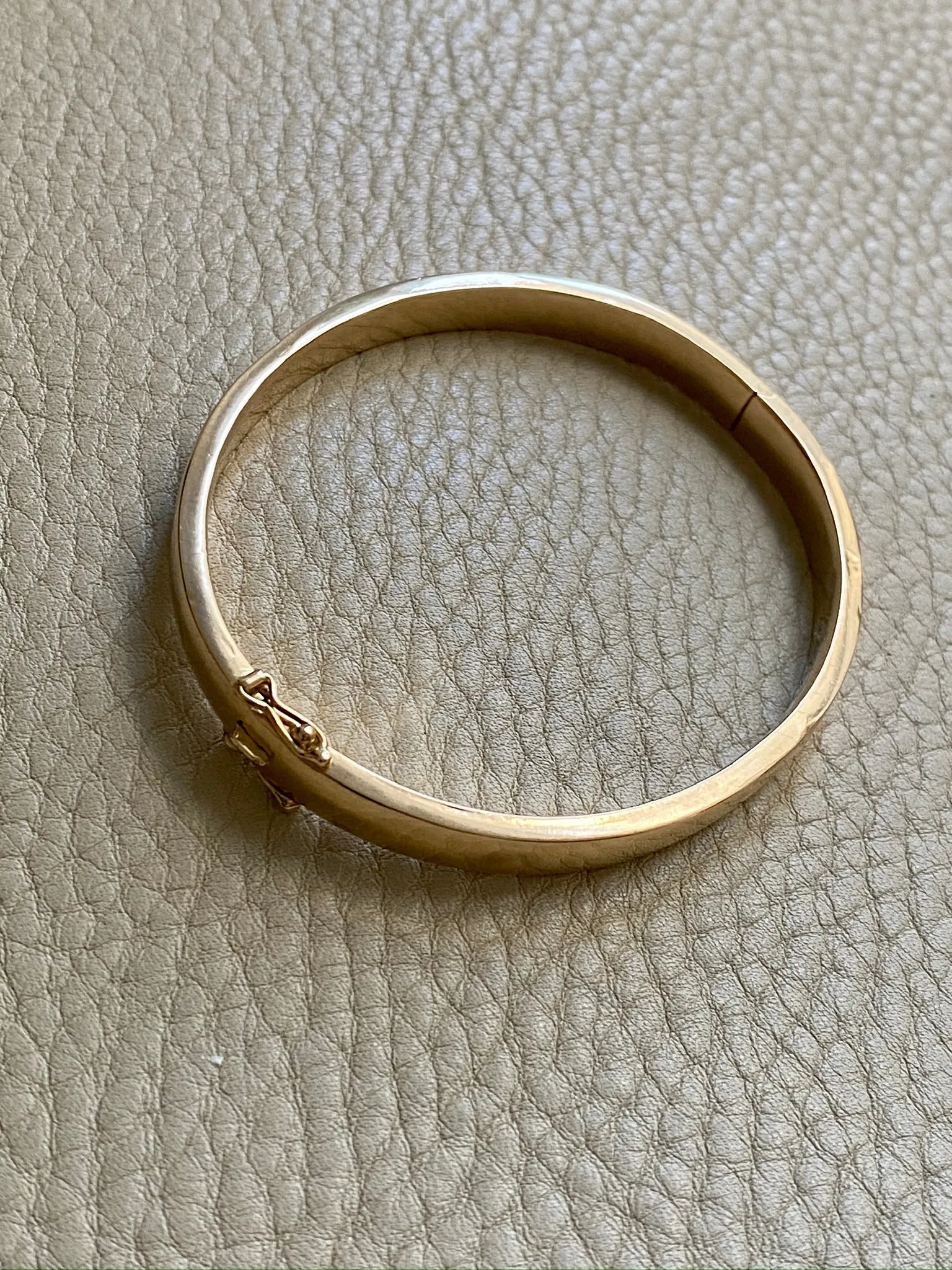 Midcentury era Scandinavian vintage 18k Gold hinged bangle