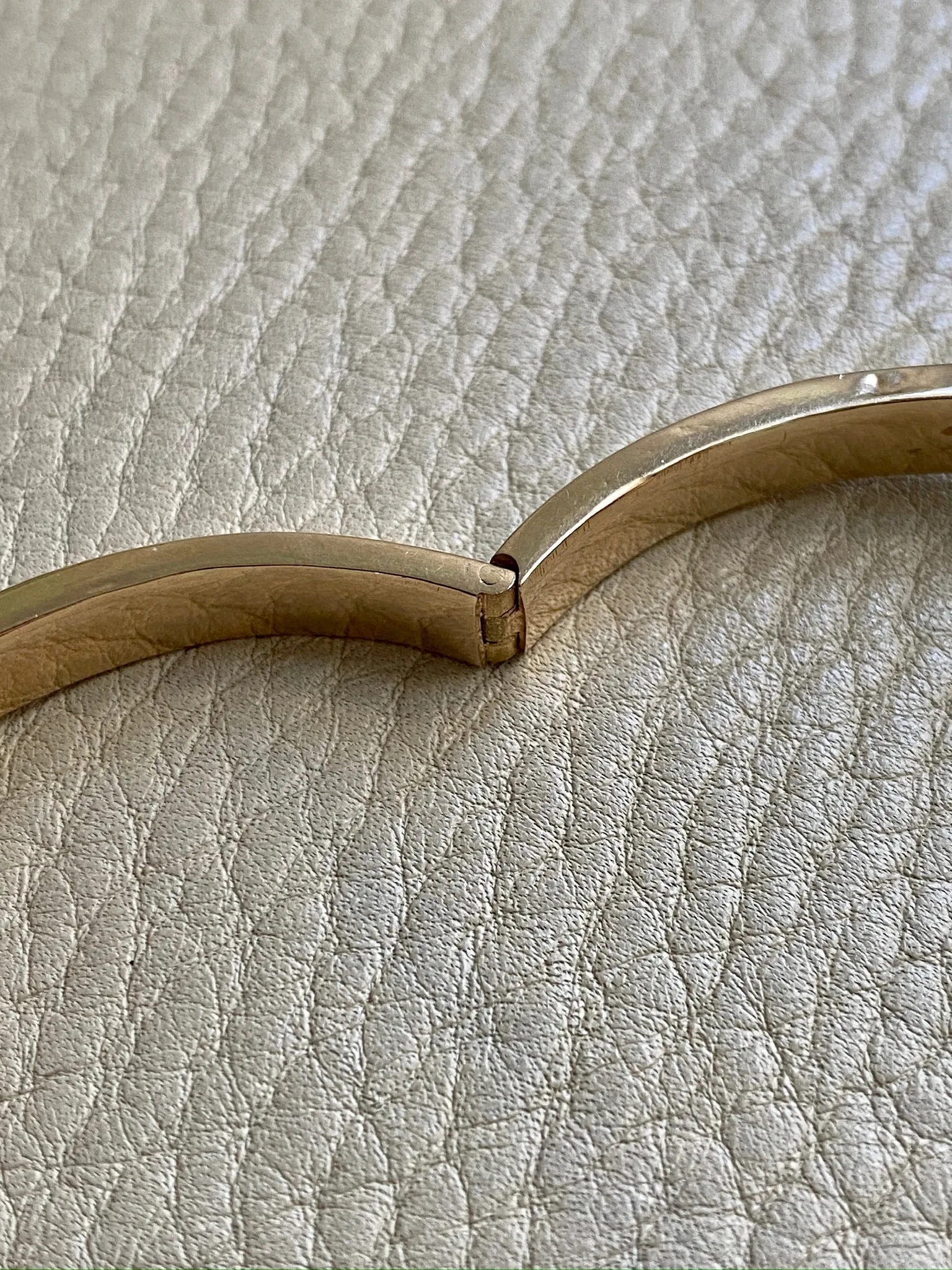 Midcentury era Scandinavian vintage 18k Gold hinged bangle