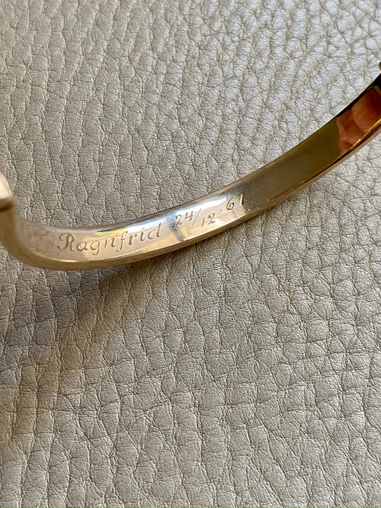 Midcentury era Scandinavian vintage 18k Gold hinged bangle