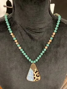 Southern Grace - Beaded necklace with multi-faceted pendant