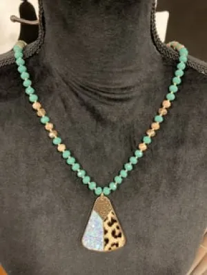 Southern Grace - Beaded necklace with multi-faceted pendant